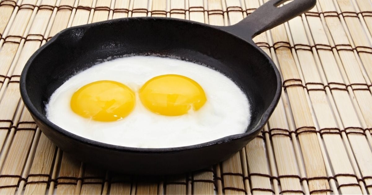 Gjutjärnspanna med två stekta ägg