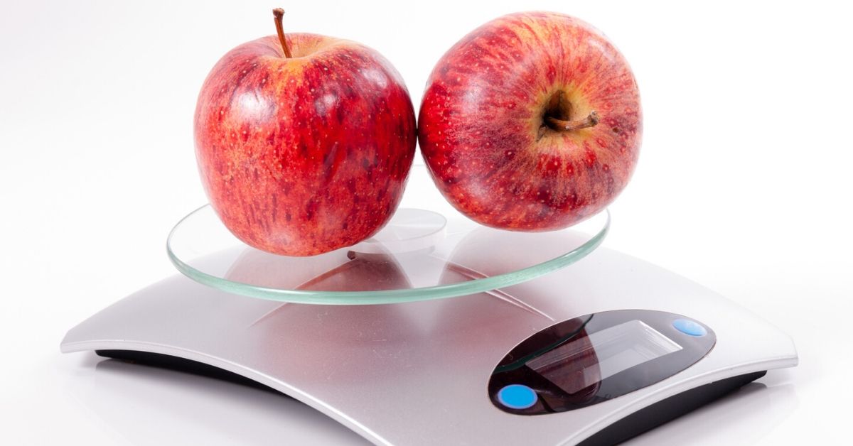 Digital köksvåg med två röda äpplen på