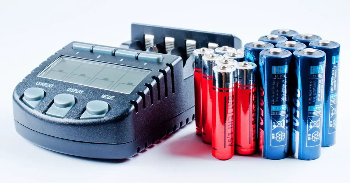 Batteriladdare med batterier intill som står redo att laddas