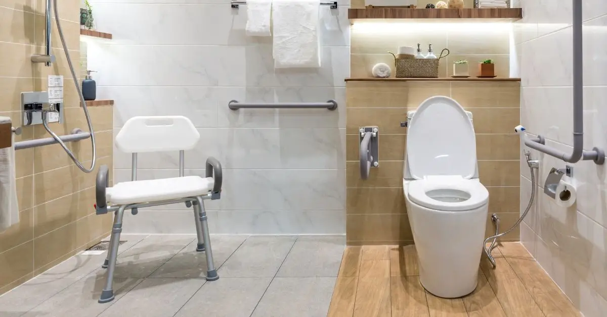 Duschpall med ryggstöd och armstöd står i modernt badrum med dusch